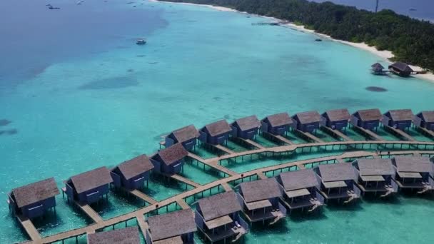 Drone viaje de vacaciones de playa hermoso resort por el agua azul con fondo de arena limpia — Vídeos de Stock