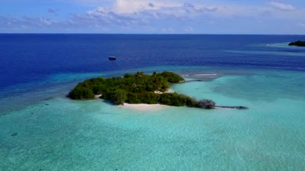 Drone utsikt landskap av lugn resort strand paus av blått hav och vit sand bakgrund — Stockvideo