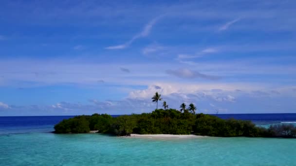 Vista aérea paisagem de relaxante ilha viagem de praia por águas rasas e fundo arenoso branco — Vídeo de Stock