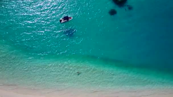 Drohne Meer Landschaft der perfekten Küste Strandabenteuer durch türkisfarbenes Wasser mit weißem Sand Hintergrund — Stockvideo