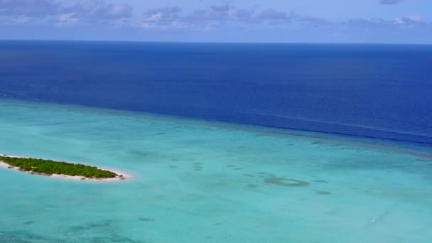 Aerial drone natura raju widok na morze plaża podróż przez niebieski ocean i jasny piasek tło — Wideo stockowe