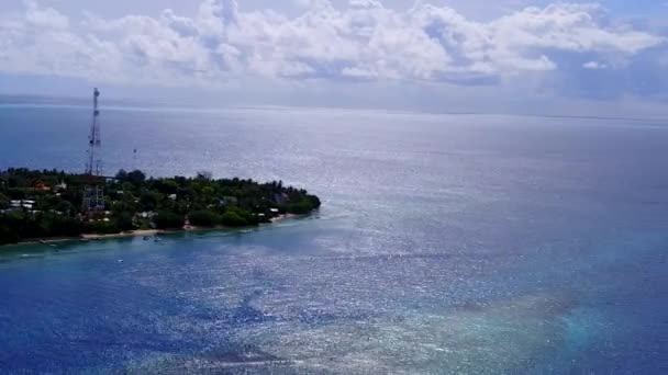 청록색 바다와 하얀 모래사장으로 잔잔 한 해변 휴양지를 한눈에 볼 수있는 드론 — 비디오