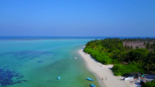 Luchtfoto van perfecte lagune strand reis door blauw water en witte zandachtergrond — Stockvideo