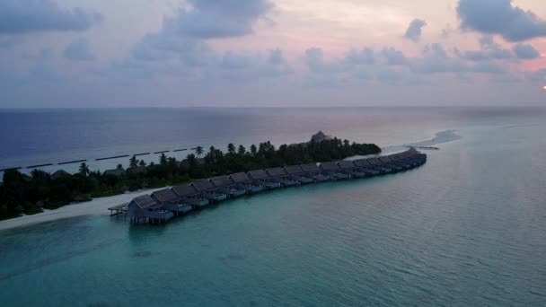 Aereo drone panorama del paradiso costa spiaggia viaggio dal mare blu e pulito sfondo sabbioso — Video Stock