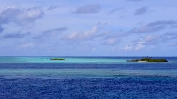 Luchtfoto drone abstracte van ontspannen baai strand vakantie door blauwe zee en schoon zand achtergrond — Stockvideo