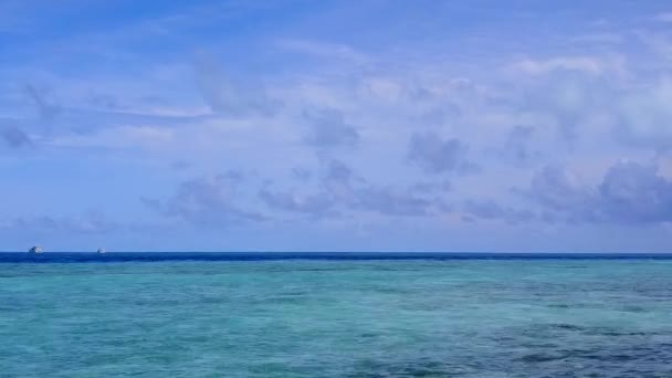 Drone paysage marin de luxe bord de mer plage aventure par mer bleue et fond sablonneux lumineux — Video