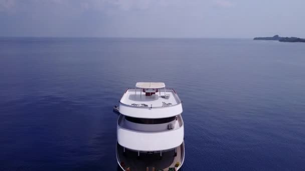 Luftpanorama einer exotischen Strandfahrt mit Meerblick durch die blaue Lagune und den sauberen Sandhintergrund — Stockvideo