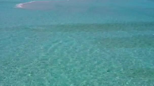 Drone podróż powietrzna doskonała wyspa plaża przygoda przez aqua niebieska woda z białym, piaszczystym tle — Wideo stockowe