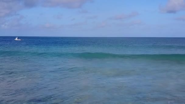 Paisagem aérea drone de estilo de vida praia costa perfeita pelo oceano azul e fundo arenoso branco — Vídeo de Stock