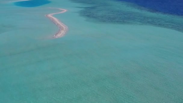 Drohnenblick Landschaft mit schönem Meerblick Strandurlaub an der blauen Lagune mit weißem Sandhintergrund — Stockvideo