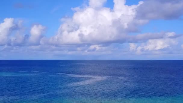 Aerial ég trópusi üdülőhely strand kaland vízi kék óceán fehér homokos háttér — Stock videók