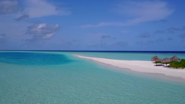 Mavi yeşil okyanus ve beyaz kum arka planında rahatlatıcı ada plaj tatilinin hava aracı dokusu. — Stok video