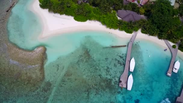 Drohne aus der Luft Meereslandschaft Küste Strand Abenteuer durch blaues Meer mit weißem Sand Hintergrund — Stockvideo