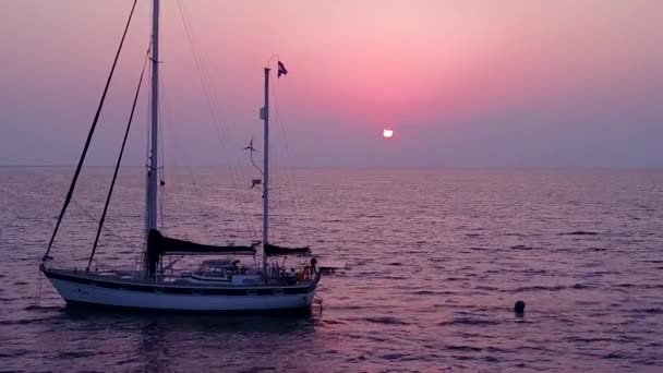 Beyaz kumlu arka planlı mavi deniz kıyısında rahatlatıcı sahil yolculuğunun hava dokusu — Stok video