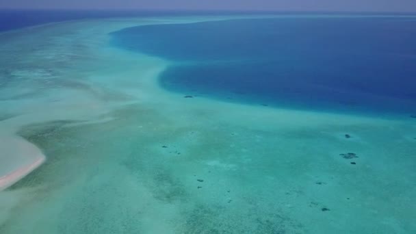 Luchtfoto drone landschap van tropische baai strand vakantie door heldere zee met witte zandachtergrond — Stockvideo