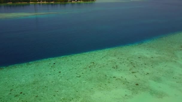 Dron turistiky luxusní pobřeží plážový čas podle modrého moře a čisté písečné pozadí — Stock video