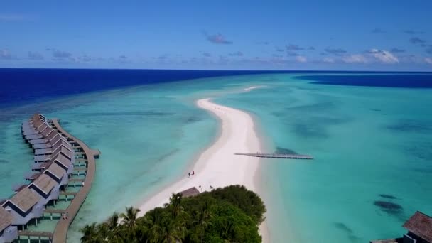 Drohnenlandschaft des ruhigen Inselstrandlebens durch blaugrünen Ozean mit weißem Sandhintergrund — Stockvideo