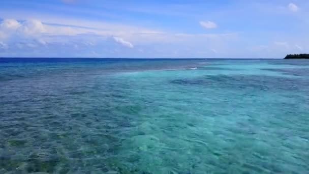 Drone céu de mar perfeito vista viagem de praia por lagoa azul com fundo de areia branca — Vídeo de Stock