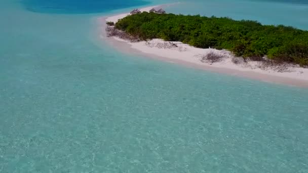 Drone natureza aérea de relaxante praia pausa pela lagoa azul e fundo arenoso branco — Vídeo de Stock