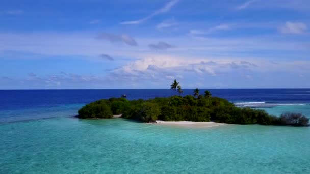Воздушный туризм по райскому пляжному времени у синего моря на белом песчаном фоне — стоковое видео