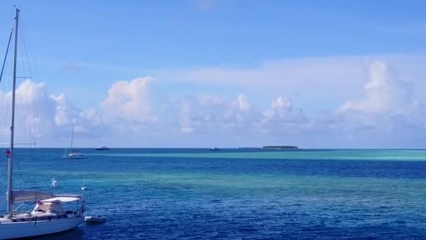 Drone podróży lotniczych rajskiego wybrzeża plaży rejs turkusowej laguny i biały piasek tła — Wideo stockowe