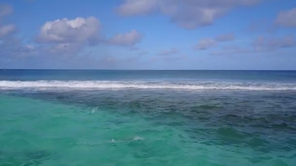 Luchtfoto drone hemel van zeezicht strand reis door blauwe oceaan met wit zand achtergrond — Stockvideo