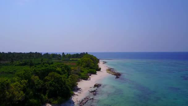 Aerial drone charakter pięknej plaży wyspy podróż przez jasne laguny i biały piasek tła — Wideo stockowe