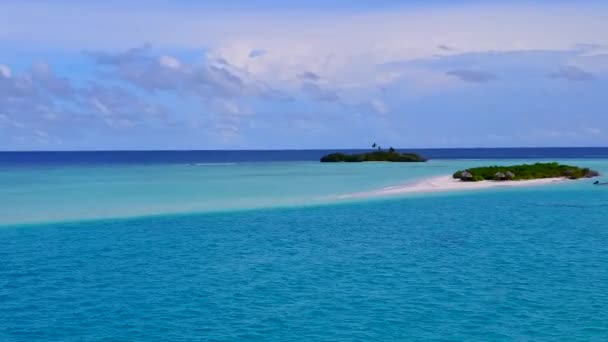 Aereo cielo drone di tranquilla vacanza al mare baia da acqua laguna blu e sfondo sabbioso pulito — Video Stock