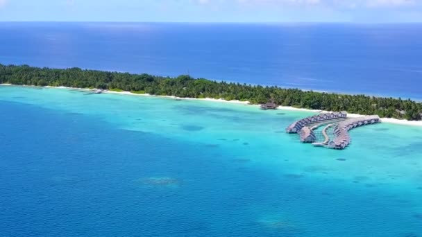 Cielo aéreo del dron de la vida silvestre de la playa del complejo tropical por el mar claro y el fondo de arena blanca — Vídeos de Stock