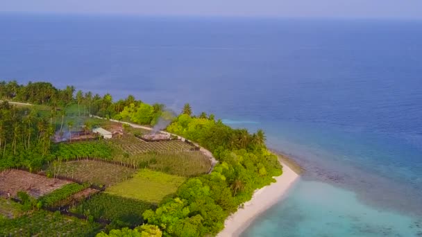 Paisaje aéreo de paraíso vista mar playa vacaciones por laguna azul aqua con fondo arenoso brillante — Vídeo de stock