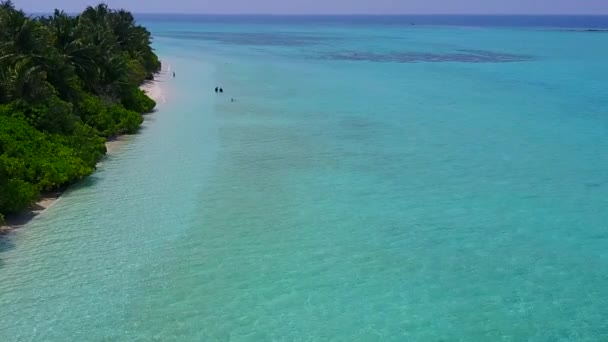 Повітряний дрон туризм ідилічного курорту пляжні пригоди на прозорому морі та білому піщаному фоні — стокове відео