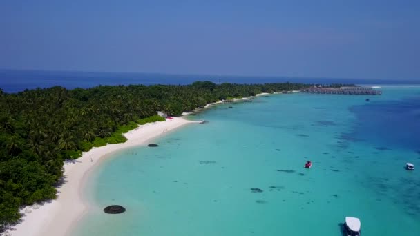 Luftpanorama von entspannendem Meerblick Strand Zeit durch klaren Ozean mit sauberem Sand Hintergrund — Stockvideo