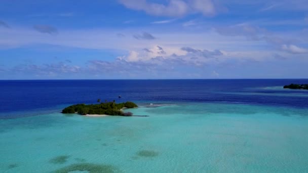 Lüks ada sahili manzaralı İHA manzaralı mavi deniz manzaralı beyaz kum arka planlı — Stok video