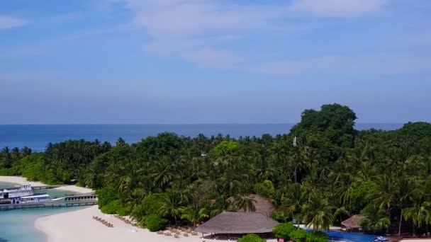 Drone view tourism of luxury resort beach travel by blue green ocean με φόντο λευκή άμμο — Αρχείο Βίντεο