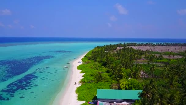 Luchtfoto textuur van tropische kust strand breken door turquoise oceaan en witte zandachtergrond — Stockvideo
