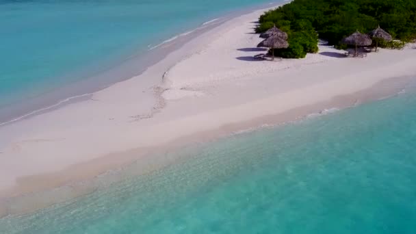 Drone paesaggio aereo di rilassante isola spiaggia avventura da laguna blu e sfondo di sabbia bianca — Video Stock
