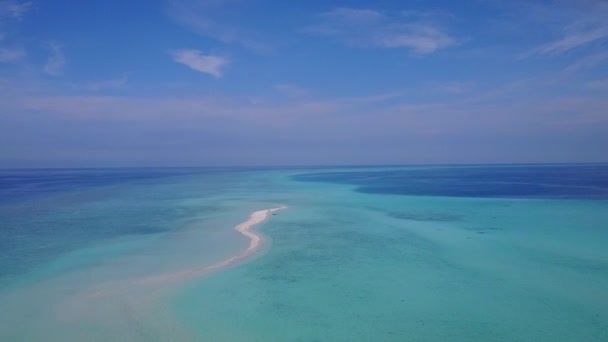 푸른 물과 하얀 모래를 배경으로 하는 이국적 인 휴양지 휴양지의 뱃멀미 — 비디오