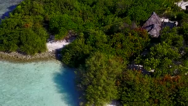 Воздушная беспилотник панорама роскошного пляжа лагуны приключения прозрачной воды и белого песчаного фона — стоковое видео