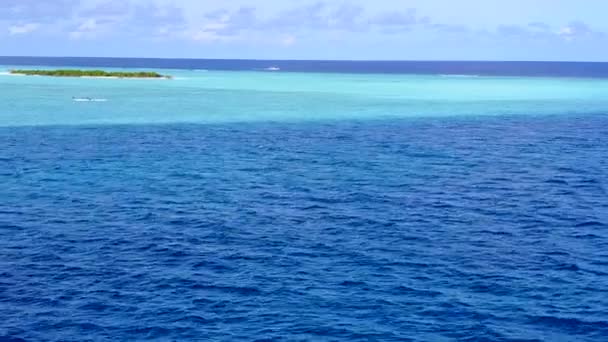 Drone vista viaggio della costa marina tempo di spiaggia dal mare trasparente e sabbia pulita sfondo — Video Stock