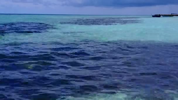 Textura aérea de dron de relajante estilo de vida de playa laguna por agua azul y fondo de arena blanca — Vídeos de Stock