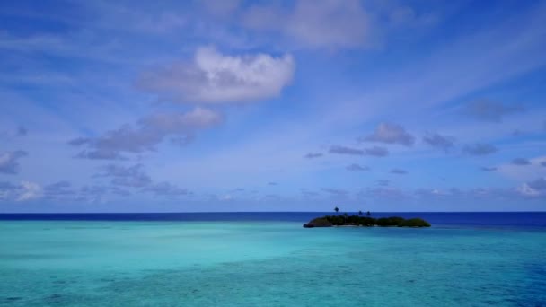 Drone vista textura da bela ilha praia quebrar por água azul do aqua e fundo arenoso branco — Vídeo de Stock