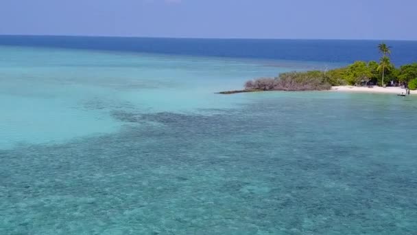 Aereo drone natura marina turistica vacanza al mare blu e sabbia bianca sfondo — Video Stock