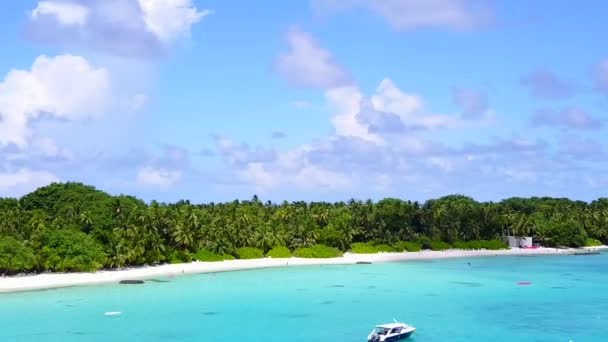 Vista aérea panorama de tranquilas férias de praia de praia por mar transparente e fundo de areia branca — Vídeo de Stock