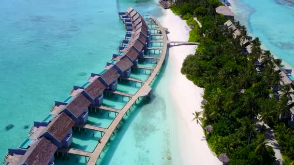 Drone vista panorámica de lujo vistas al mar vacaciones en la playa por mar azul con fondo de arena blanca — Vídeos de Stock