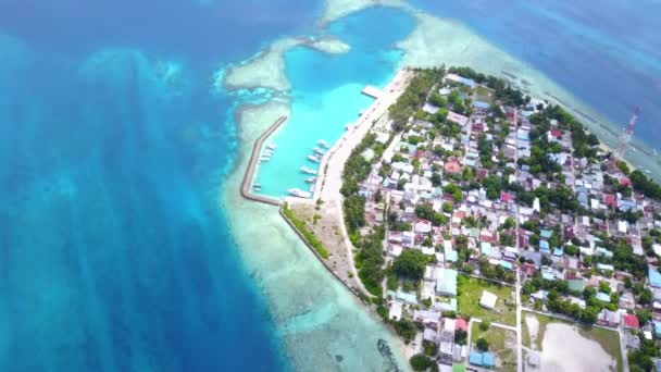 Vista aérea panorâmica da tranquila ilha viagem de praia pelo oceano azul e fundo arenoso branco — Vídeo de Stock