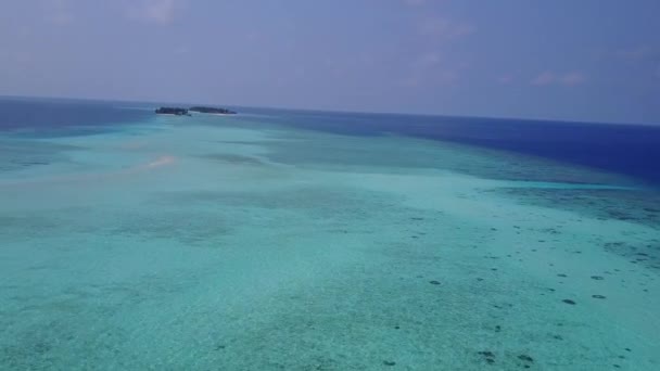 Drone viaje de la costa paradisíaca viaje de playa por mar turquesa y fondo de arena blanca — Vídeos de Stock