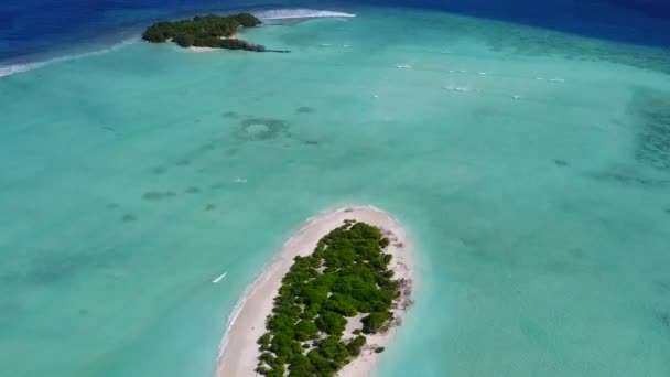 Panorama aereo di perfetta vista mare spiaggia avventura dal mare blu e sabbia pulita sfondo — Video Stock