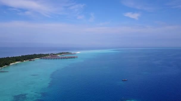 Veduta aerea scenario di idilliaca gita in spiaggia turistica dal mare turchese e sfondo di sabbia brillante — Video Stock