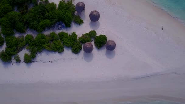 青い水と白い砂浜の背景による豪華な海の景色のビーチライフスタイルの空中ドローンテクスチャ — ストック動画