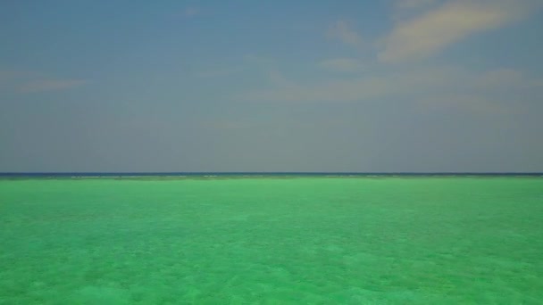 Luchtfoto reis van ontspannen lagune strand avontuur door transparante zee met witte zandachtergrond — Stockvideo